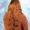 Frau mit Haarverlängerung aus Echthaartressen