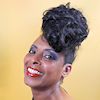 Afrikanische Frau mit hochtoupierten Open BrAIDS